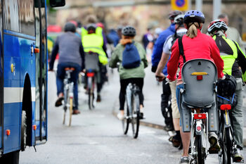 Fietsers in het verkeer